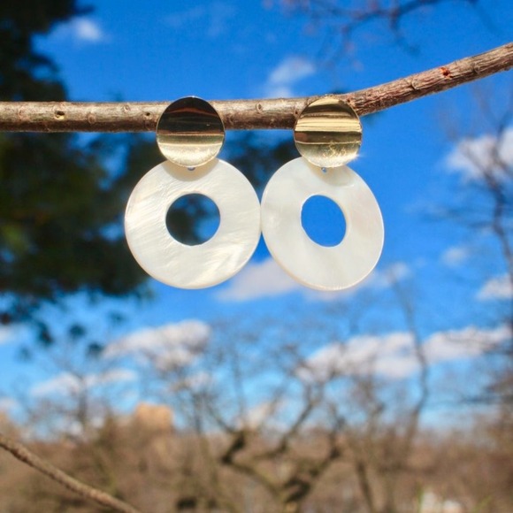 New White Circle Tortoise Shell Dangle Earrings - Picture 5 of 10